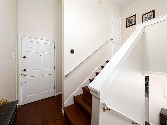 5th image of 303 Heath Dr Unit 303