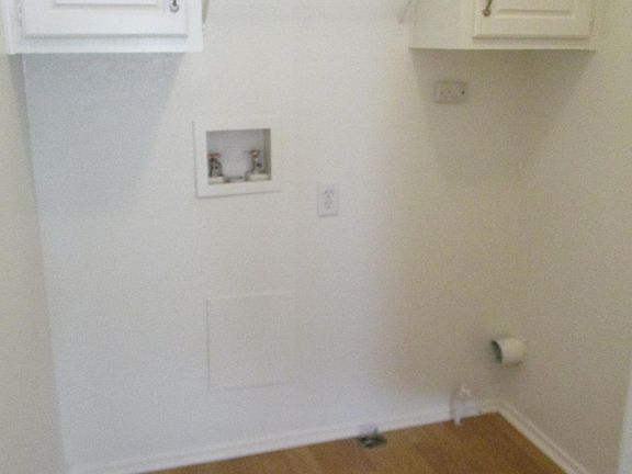 Laundry Room (Hook-Ups Only:Gas)