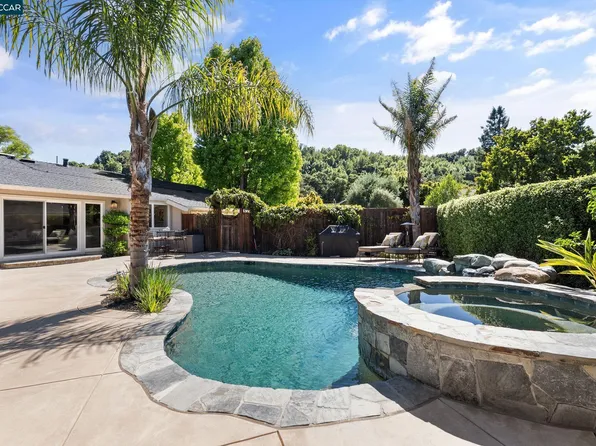 140 Oxford Dr, Moraga, CA 94556