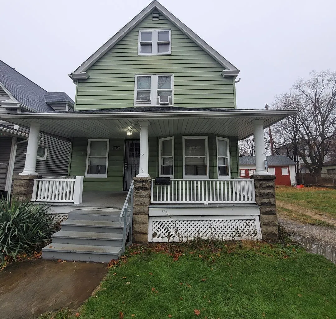 Single Family Home 3 beds 1 bath Available Now! — Photo 1