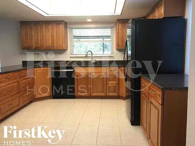 833 Wee Burn St — Photo 6