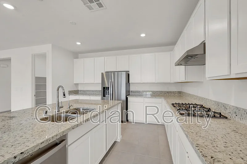 4 bed, 3.5 bath, 2743 sqft, $3,045 — Photo 4