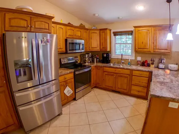 1048 Highland Ridge Dr, Manhattan, KS 66503