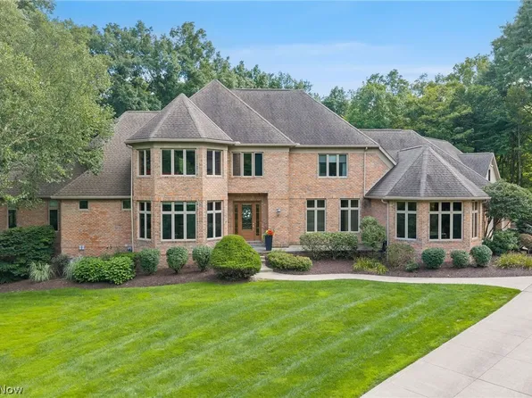 1088 River Woods Dr, Hinckley, OH 44233