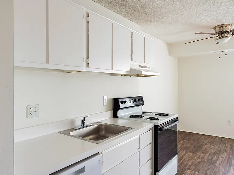 Riverside Village Apartments — Photo 41