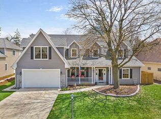 921 James Ct, Wheaton, IL 60189