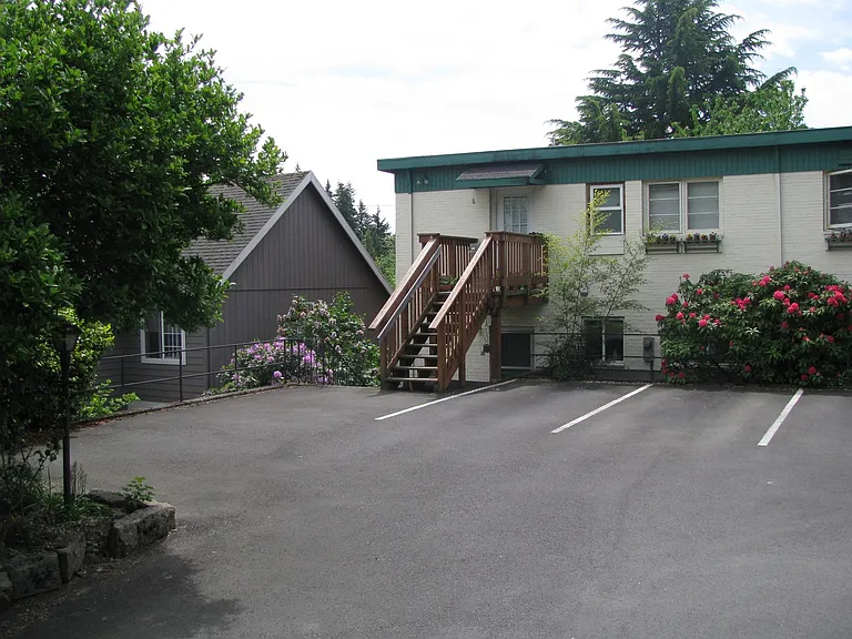 1430 SW Moss St — Photo 5