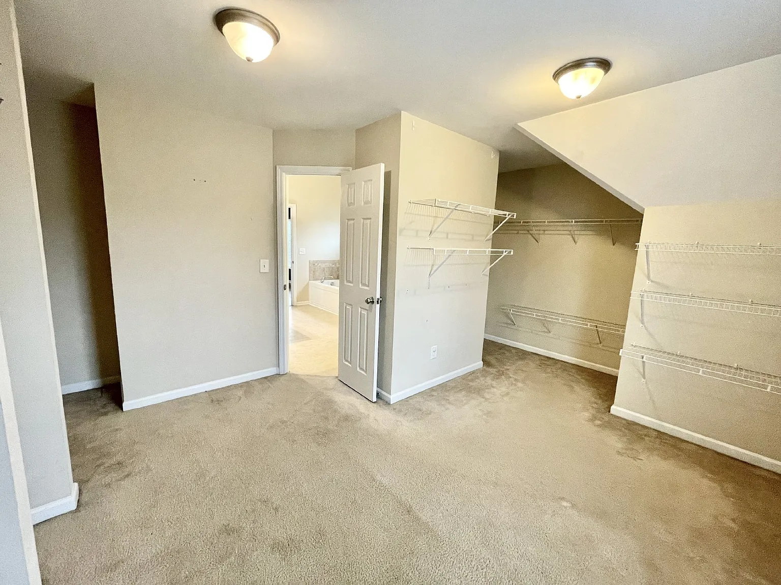 4 bed, 3.0 bath, 3000 sqft, $2,100 — Photo 3
