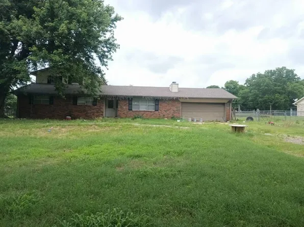 901 N Hopi St, Chouteau, OK 74337