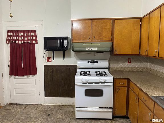 3rd image of 2119 Clarke St