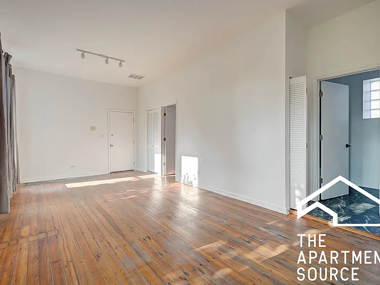 2732 W Chicago Ave #3R — Photo 2