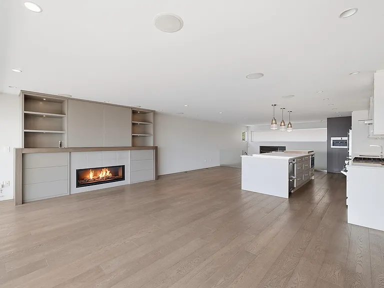 15240 Victoria Ave — Photo 6