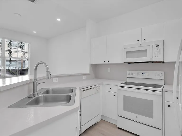 8165 NW 108th Ave — Photo 5