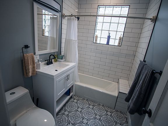 4th image of 3920 N Whipple St #2