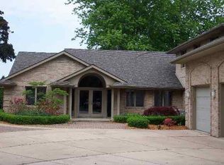 28560 Swan Island Dr, Grosse Ile, MI 48138
