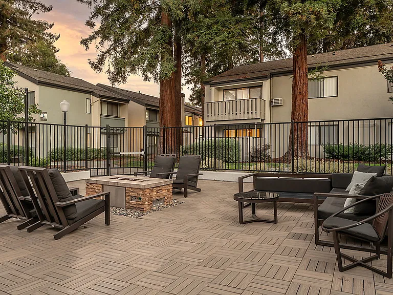 Riley Square — Photo 23