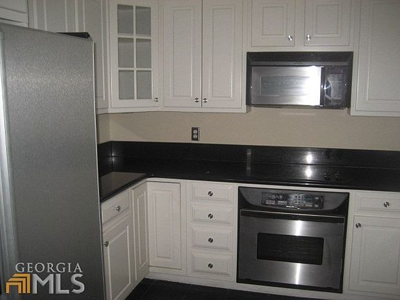 3rd image of 3481 Lakeside Dr NE