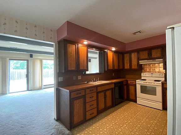 4th image of 321 S La Mesa Dr