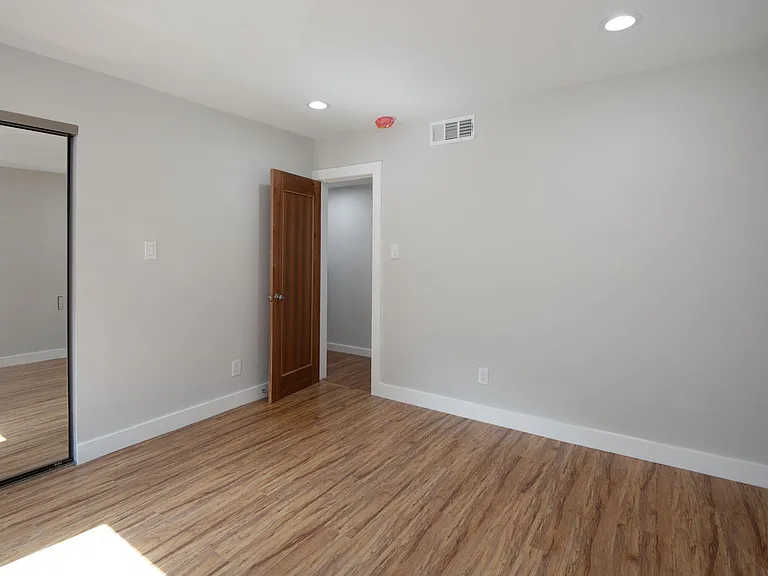 10624 Bloomfield St — Photo 12