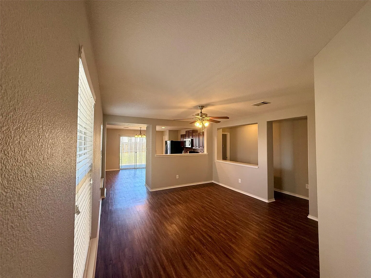 3 bed, 2.0 bath, 1326 sqft, $1,895 — Photo 3