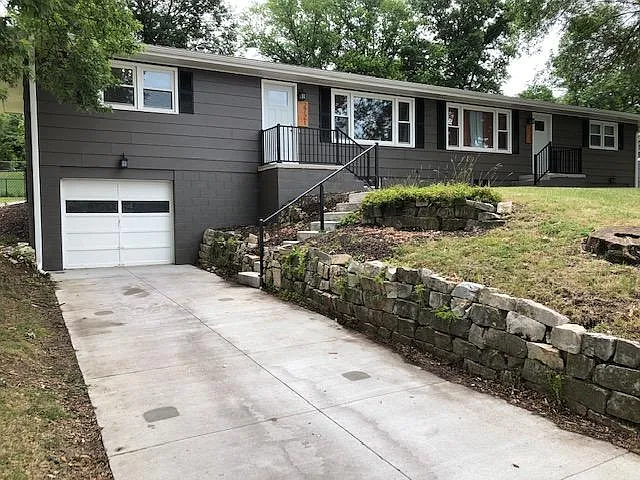 2721 S 107th Ave — Photo 2