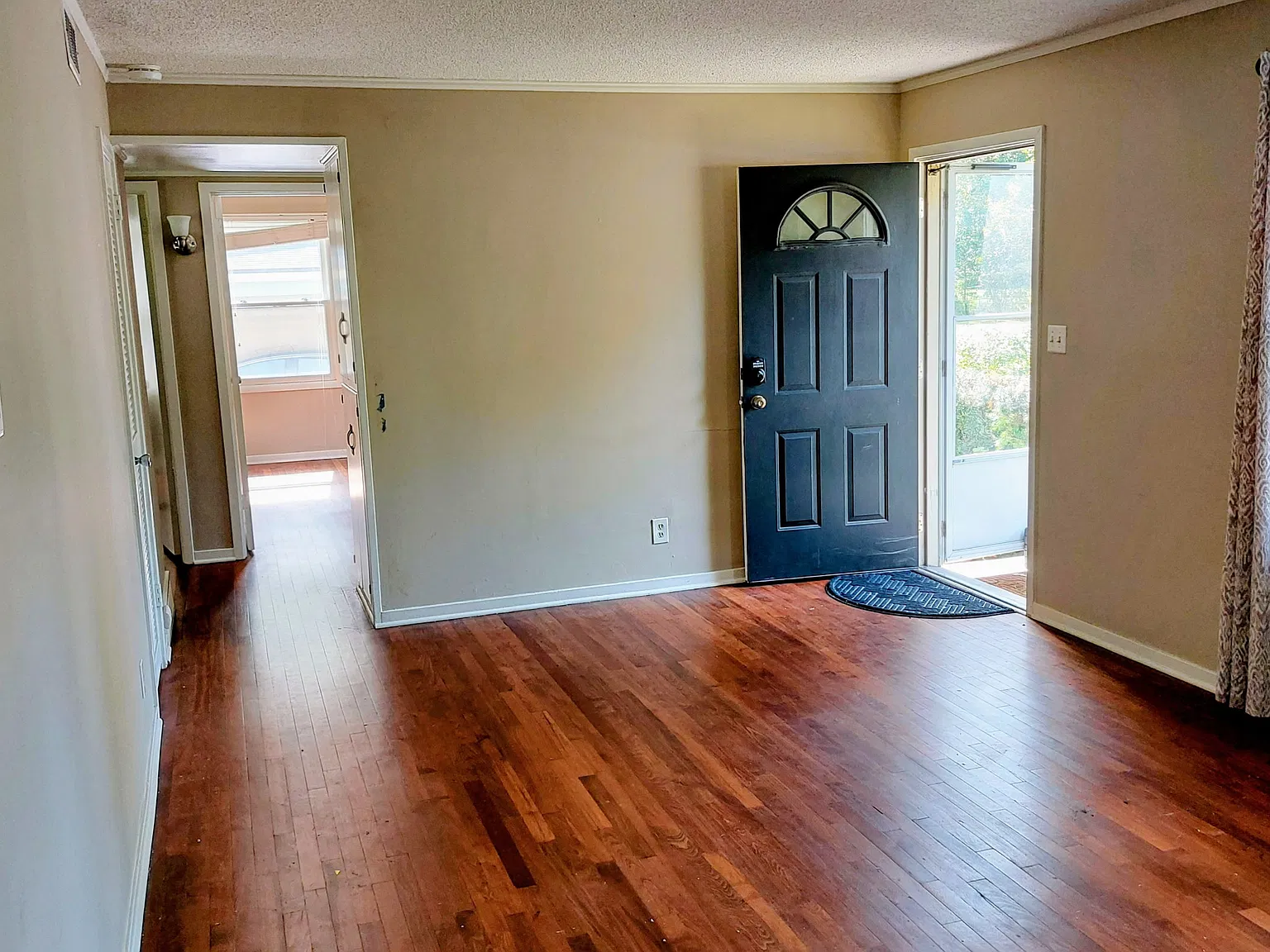 3 bed, 912 sqft, $1,700 — Photo 2