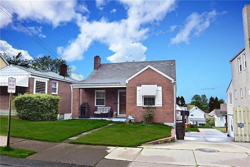 225 E James St photo 1
