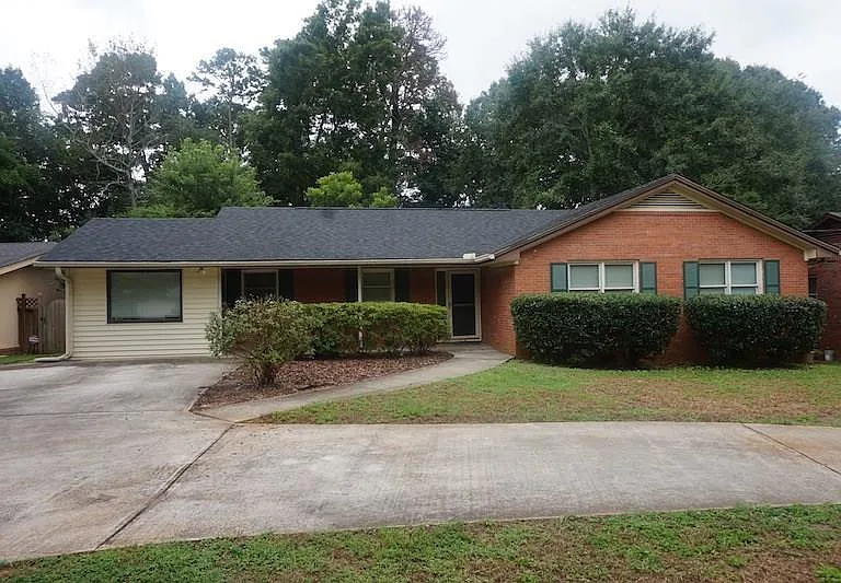 1403 Stephens Dr NE — Photo 1