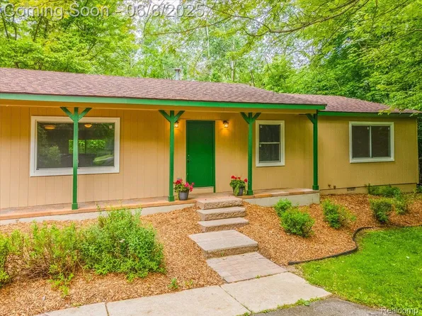 22850 Sumpter Rd, Belleville, MI 48111