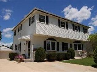 20 McCabe Dr, Streamwood, IL 60107