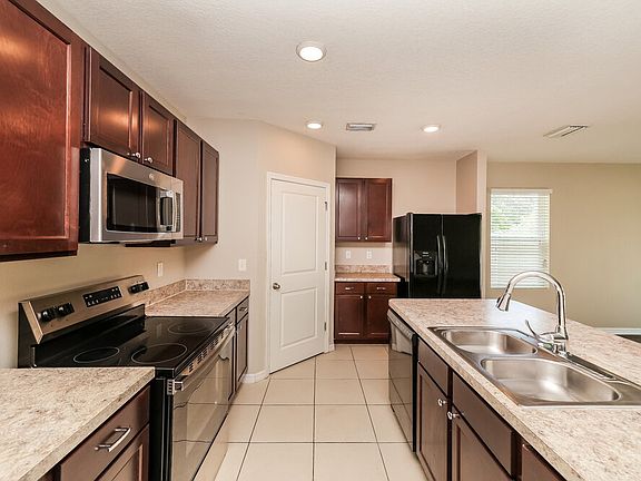 5th image of 320 Blue Point Dr