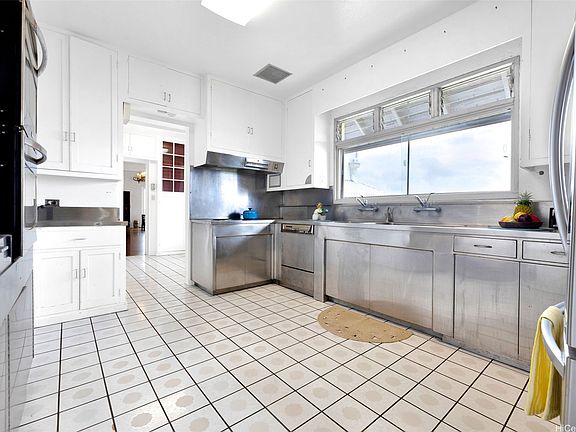 3rd image of 3647 Diamond Head Rd