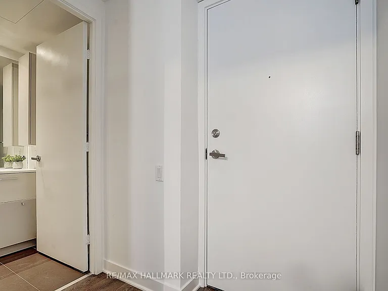 15 Grenville St #1406 — Photo 47