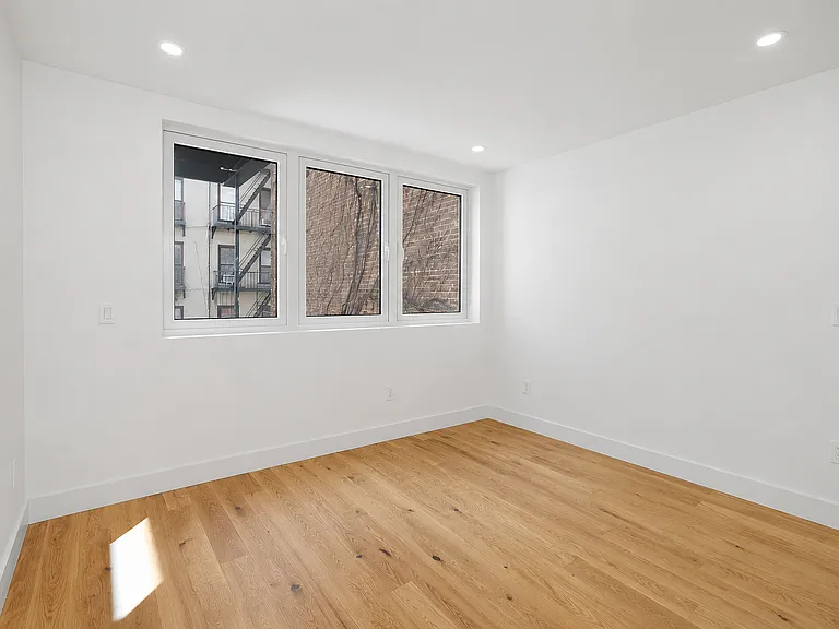 224 W 20th St #2 — Photo 4