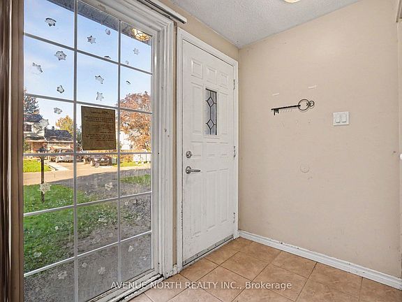 3rd image of 68 Downsview Cres