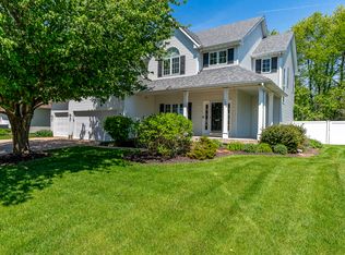 1099 Bridgeview Pl, Le Claire, IA 52753