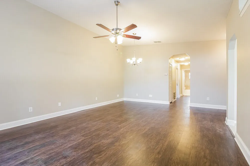 3 bed, 2.0 bath, 1392 sqft, $3,210 — Photo 3