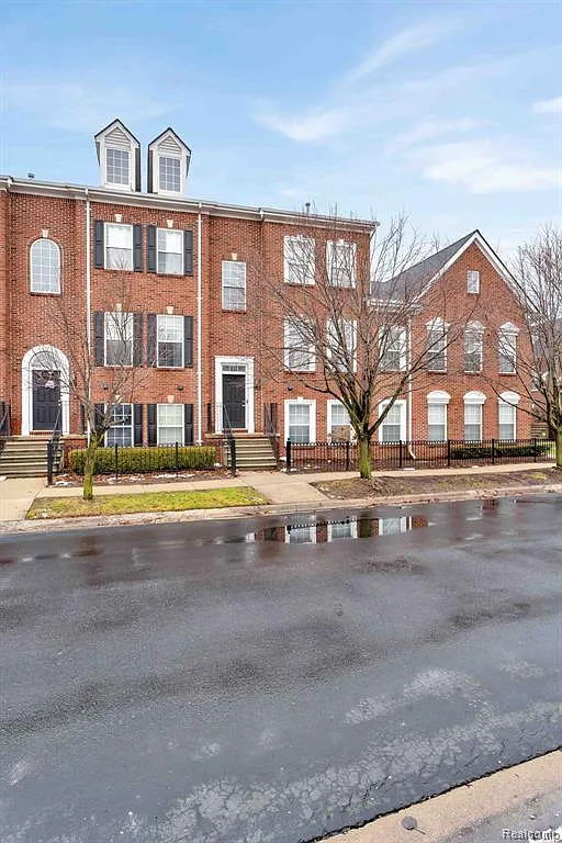 Building Photo - 42849 Richmond Dr