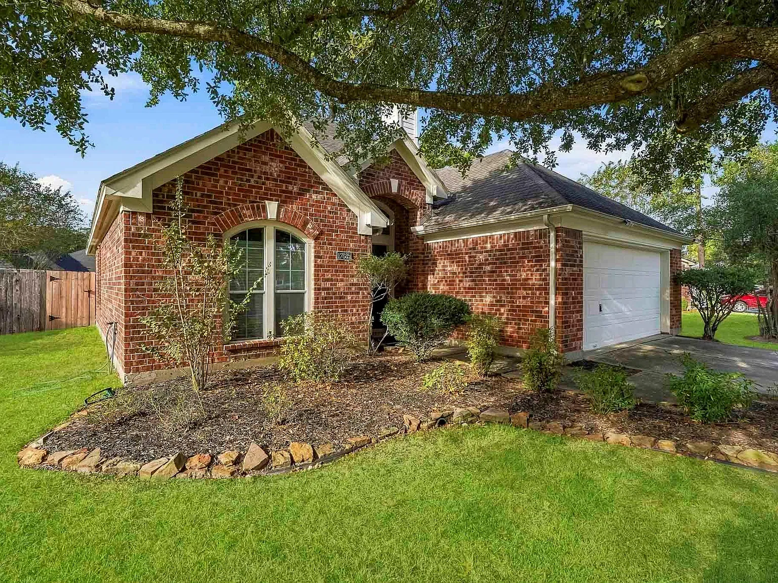 3 bed, 2.0 bath, 1857 sqft, $2,100 — Photo 2
