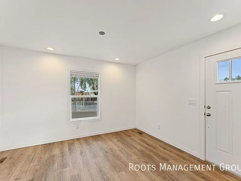 6231 N 59th Ave #9 — Photo 5