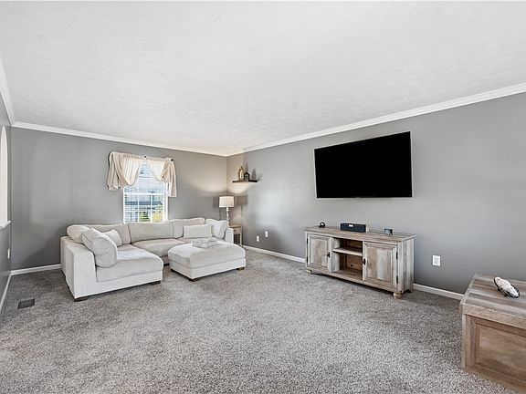2nd image of 711 Es Farms Dr