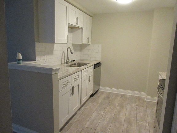 3rd image of 918 W Fullerton Ave #6