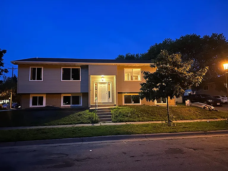 870 Albert St N — Photo 1