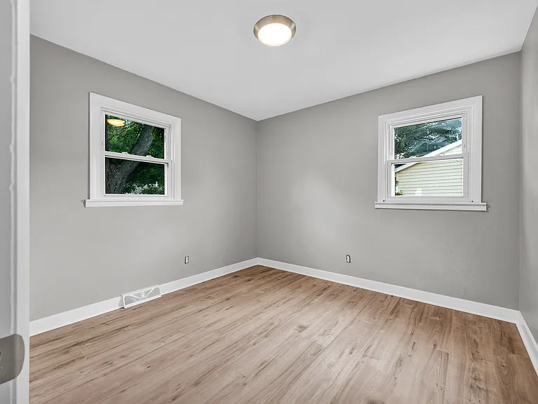 2022 Windsor St — Photo 13