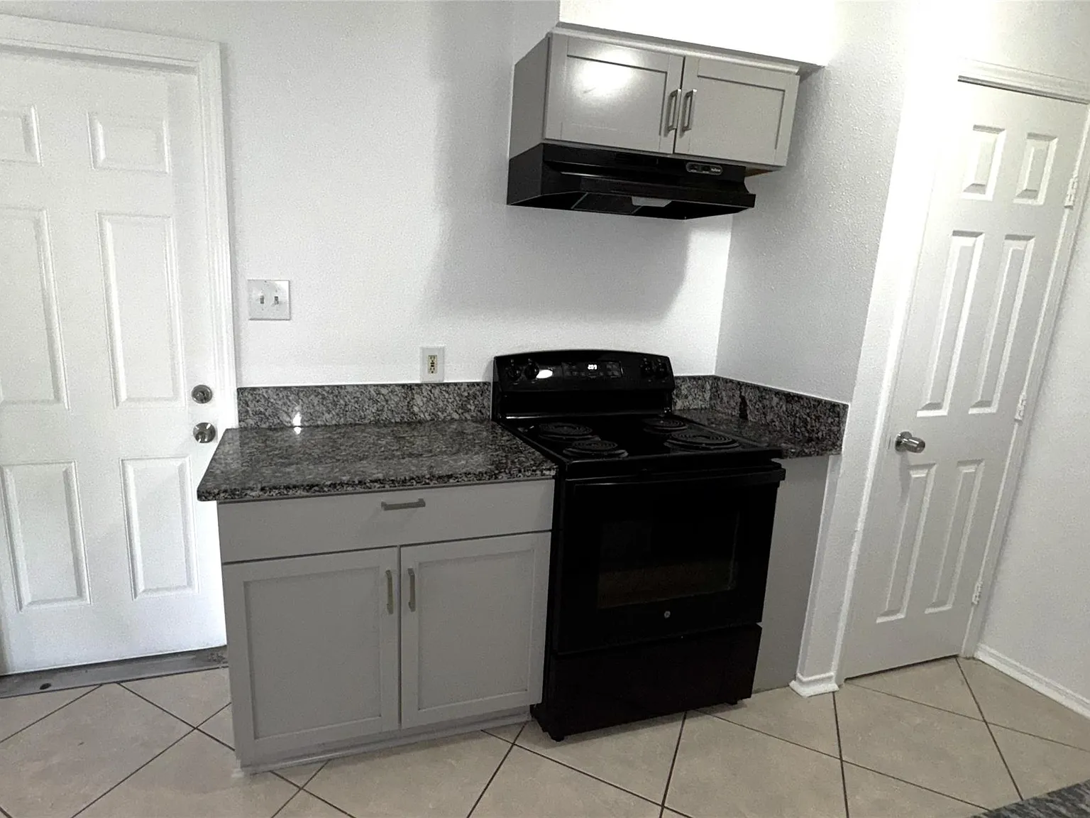 3 bed, 2.0 bath, 1104 sqft, $1,700 — Photo 2