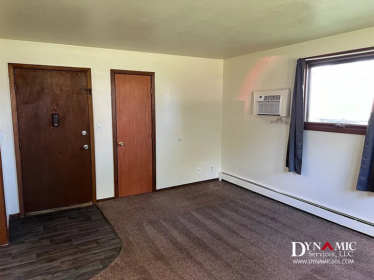 217 S Summit Ave — Photo 2