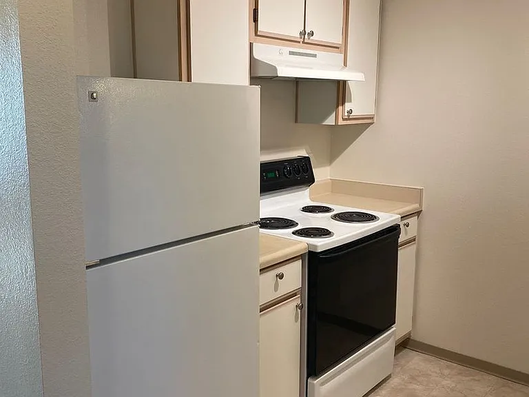 Sunrise Pointe Apartments — Photo 12