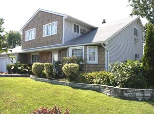 14 Hollings Dr, Deer Park, NY 11729