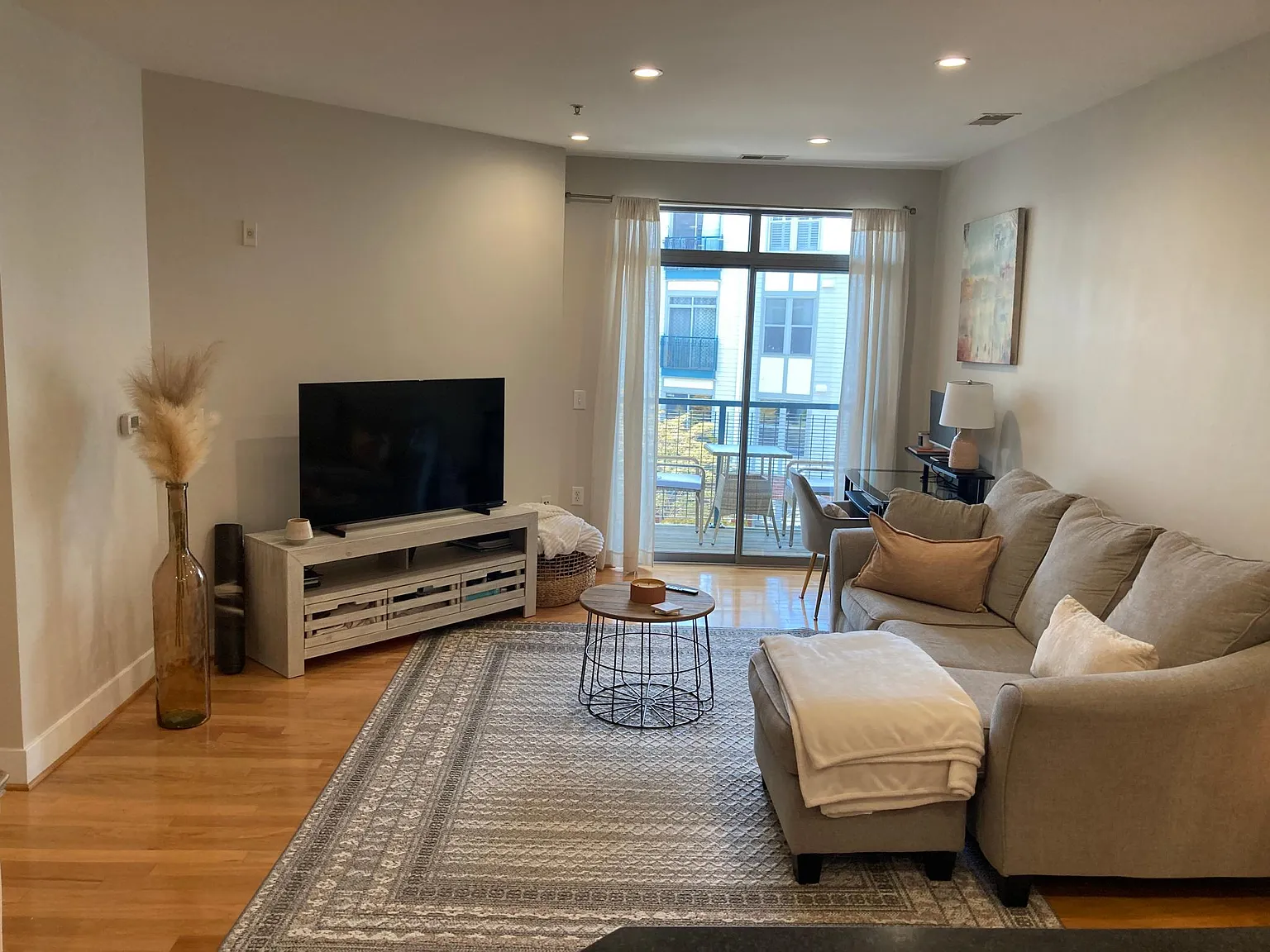 1 bed, 692 sqft, $2,200 — Photo 3