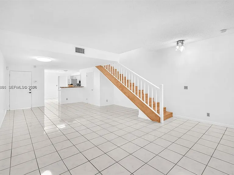 800 Sorrento Dr #2 — Photo 10